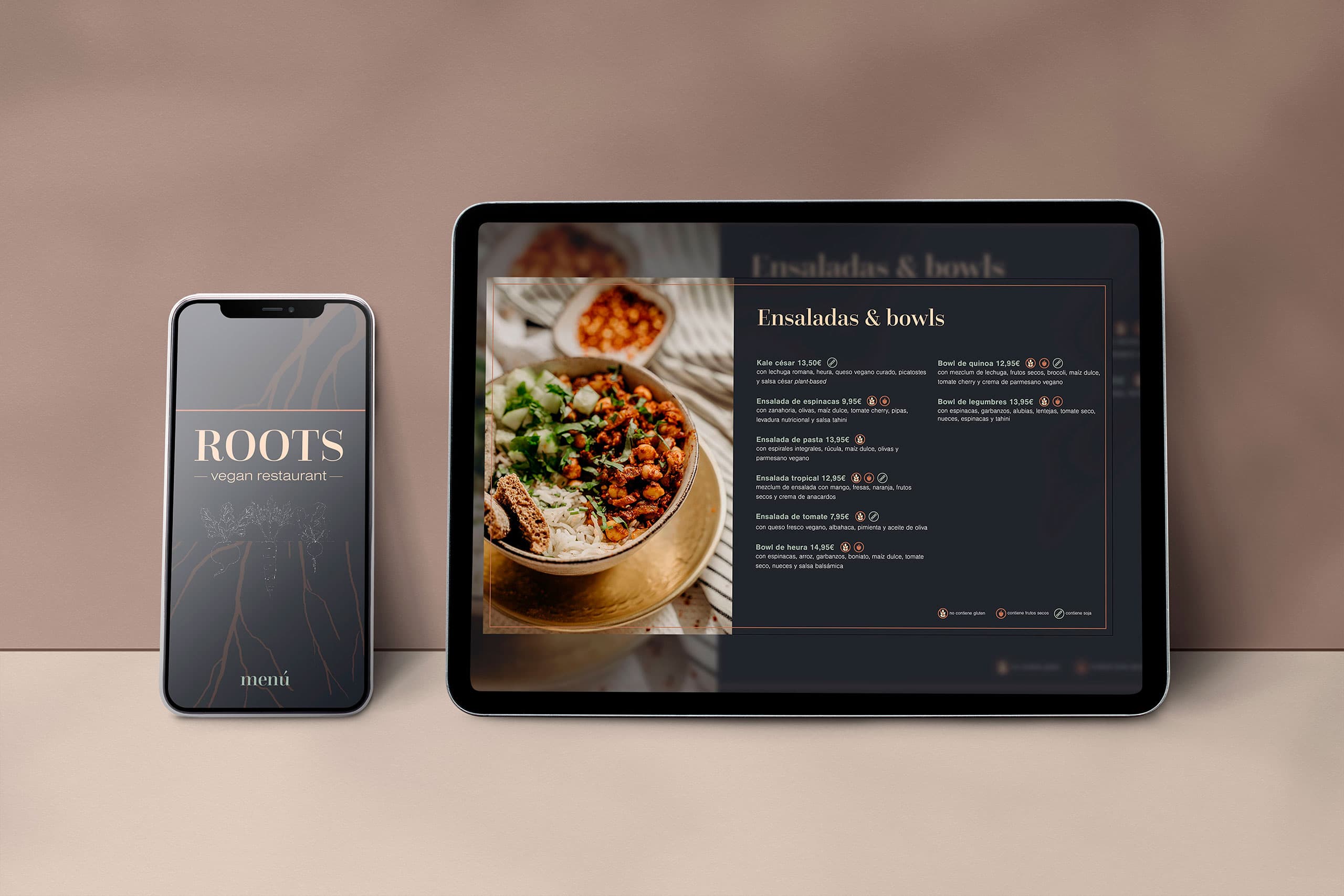 Mockup de un teléfono móvil y una tableta digital sobre un fondo marrón. El móvil muestra la portada del menú del restaurante ROOTS y la tableta el apartado de "Ensaladas & bowls".